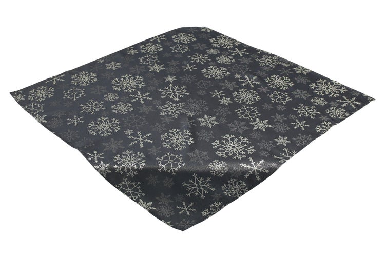 Quadratische Tischdecke mit Schneeflockenmuster.