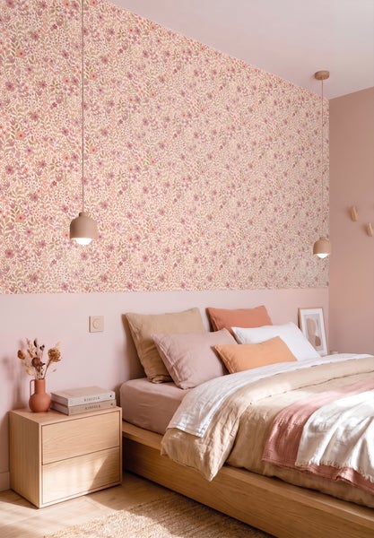 Hell gestaltetes Schlafzimmer mit Blumen-Vliestapete, Holzbett, Nachttisch und hängenden Pendelleuchten.