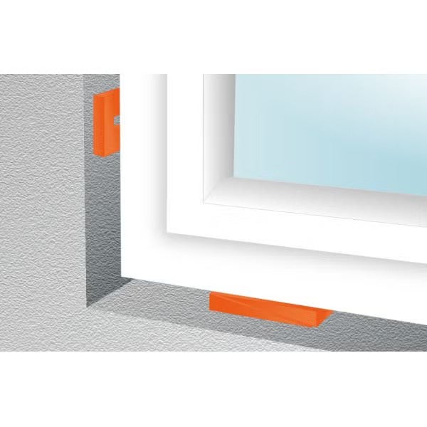 Montagekeile für die Fensterausrichtung in einer Fensterlaibung platziert.