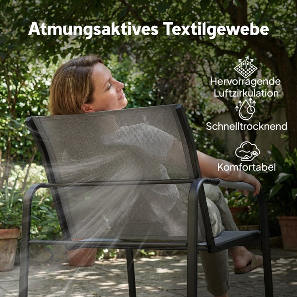 Gartenstuhl mit atmungsaktivem Textilgewebe für hervorragende Luftzirkulation, schnelltrocknend und komfortabel in einem Garten.