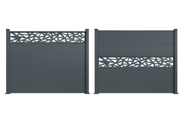 Zwei Elemente eines Sichtschutzzauns mit Dekor-Einsätzen in geometrischem Design als Sichtschutz für den Garten.
