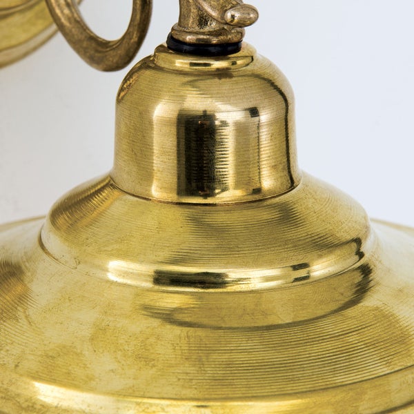 Detailaufnahme einer Lampenfassung aus Messing mit Anschluss für den Lampenschirm.