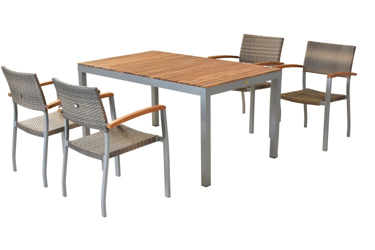 Gartenmöbel-Set mit rechteckigem Holztisch, grauem Metallgestell und vier Gartenstühlen aus Polyrattan-Geflecht mit Holzarmlehnen.