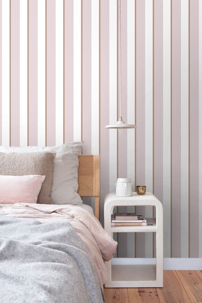 Schlafzimmer mit Bett, Nachttisch und gestreifter Tapete für eine moderne Raumgestaltung.