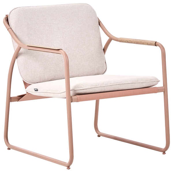Moderner Lounge-Sessel mit Metallgestell, hellen Polstern und Armlehnen mit Holzdekor.