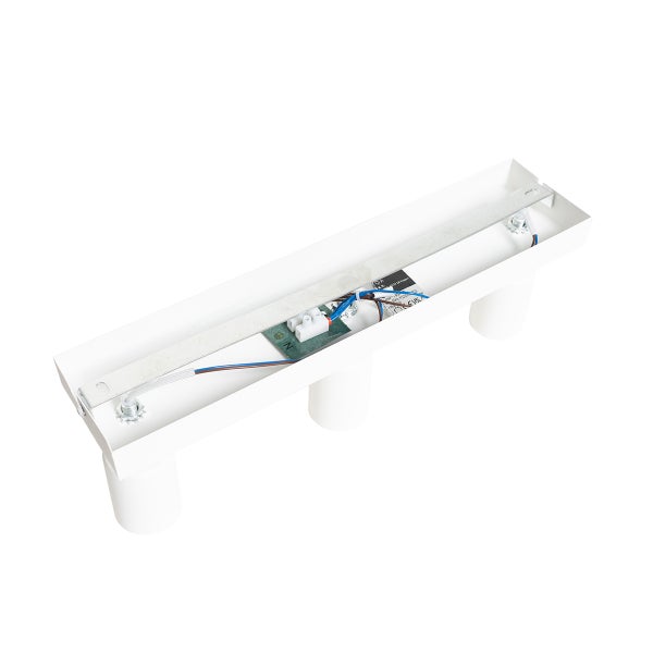Weiße LED-Deckenleuchte mit drei Strahlern und interner Verkabelung.