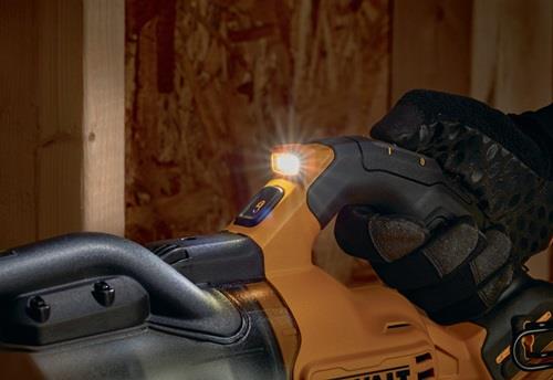 Nahaufnahme einer DeWalt Säbelsäge mit LED-Leuchte, die von einer Hand mit Handschuh gehalten wird