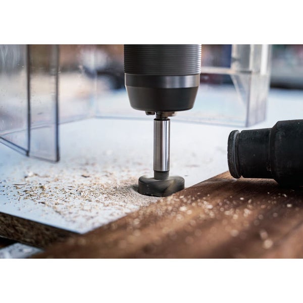 Forstnerbohrer im Einsatz beim Bohren eines Lochs in Holz