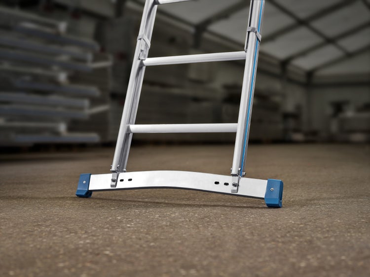 Detailansicht einer Aluminium-Leiter mit blauem Fuß