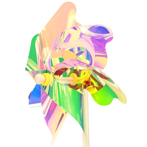 Windrad mit schimmernden Rotorblättern