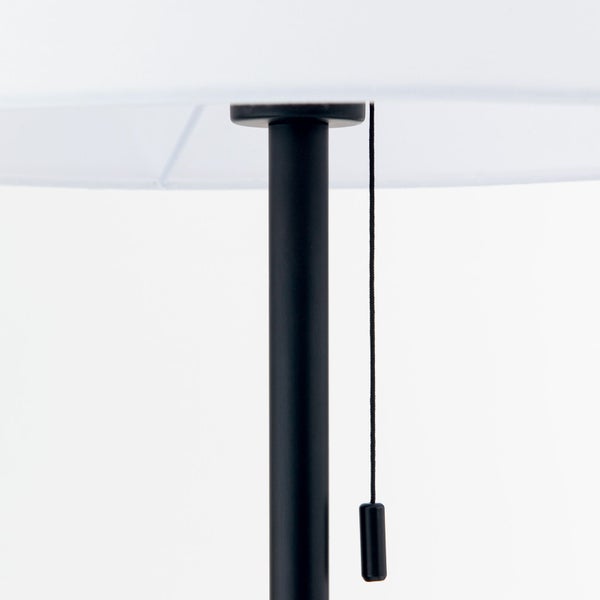 Detailaufnahme einer Stehlampe mit Zugschalter und Lampenschirm
