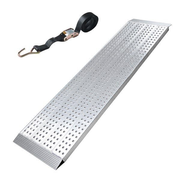 Aluminium Auffahrschiene mit gelochter Oberfläche inklusive schwarzem Spanngurt mit Ratsche und Haken.