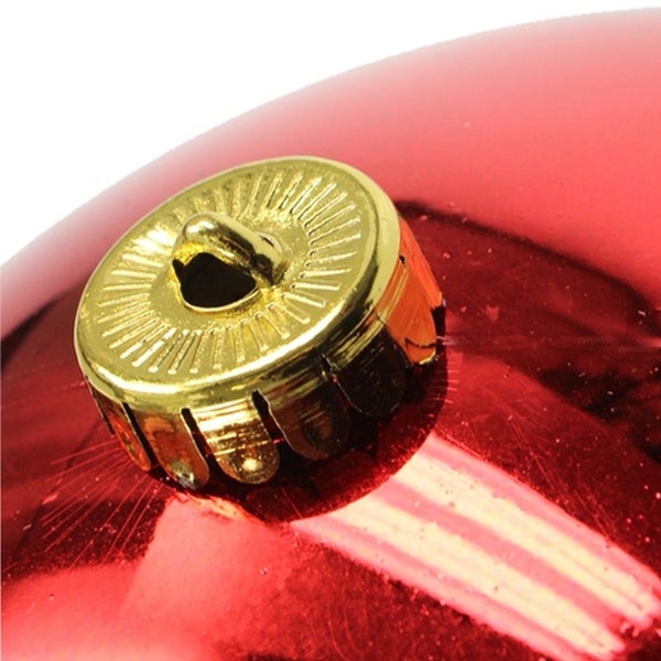 Detailaufnahme einer glänzenden Christbaumkugel mit goldfarbener Aufhängung