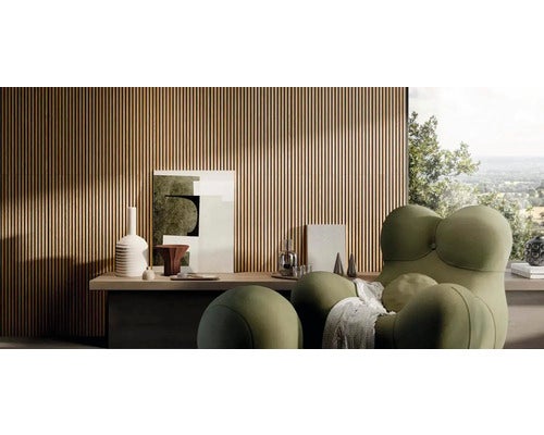 Wohnzimmer mit Holzpaneelwand und grünem Sessel