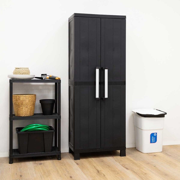 Schwarzer Gartenschrank neben schwarzem Regal und Papierkorb