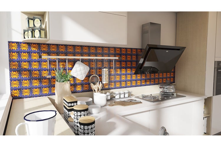 Küchenszene mit Fliesenwand, Dunstabzugshaube und Küchenutensilien