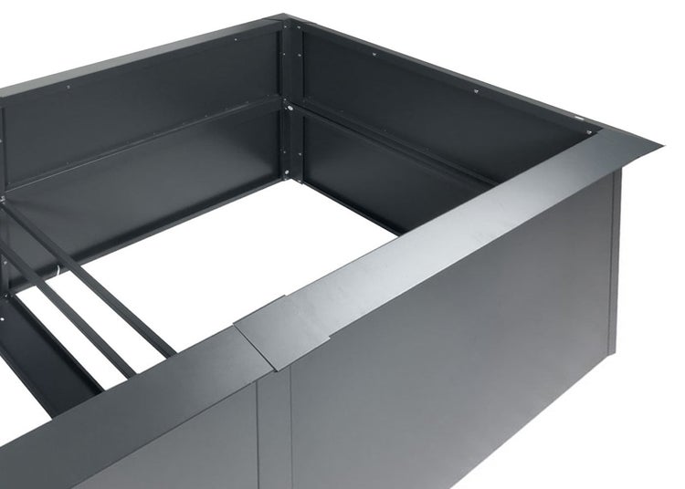 Detailansicht eines anthrazitfarbenen Hochbeets aus Metall mit Fokus auf die Innenkonstruktion und die breite Oberkante.