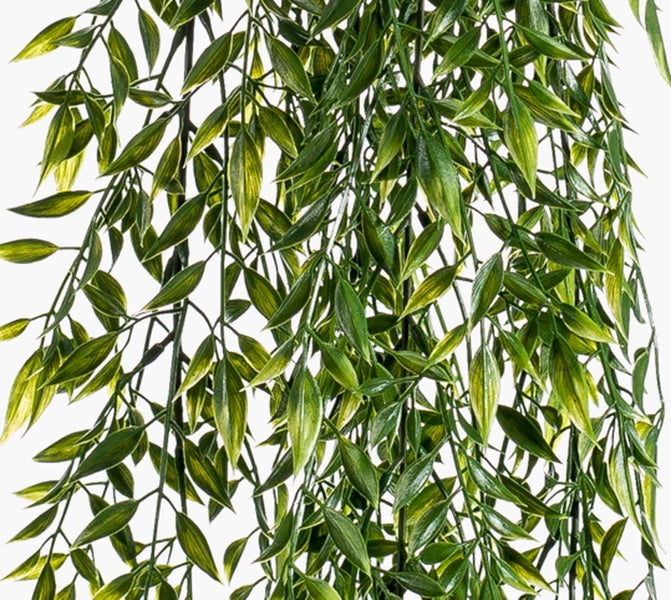 Detailaufnahme einer künstlichen Palme mit fächerartigen grünen Palmwedeln und segmentierten Stielen.