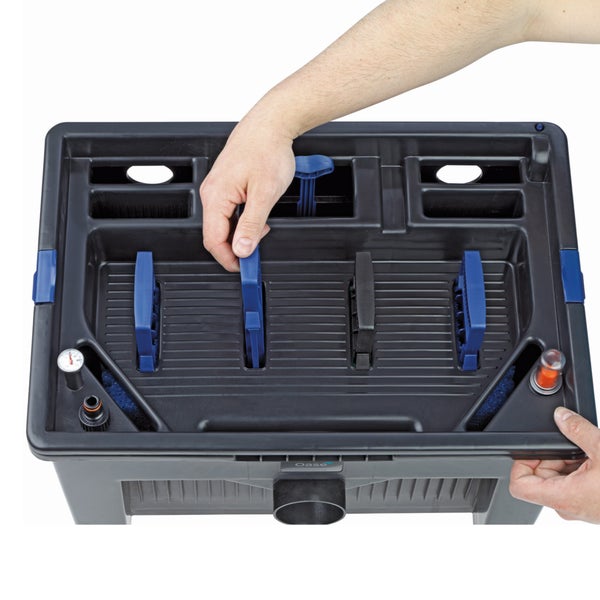 Oase Teichfilter Innenansicht mit Griffen zur Reinigung der Filterschwämme, Temperaturanzeige und Wasserstandsanzeige.