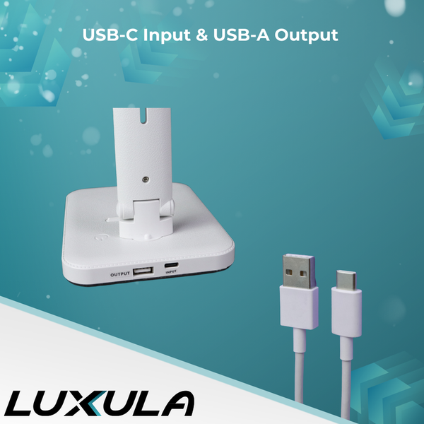 Lampenfuß mit USB-C-Eingang und USB-A-Ausgang inklusive Ladekabeln. Luxula Logo.