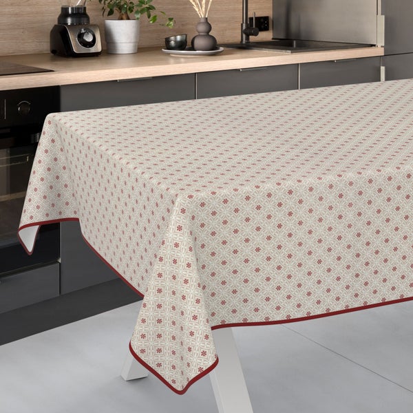 Tisch mit einer Tischdecke mit Blumenmuster in einer Küche