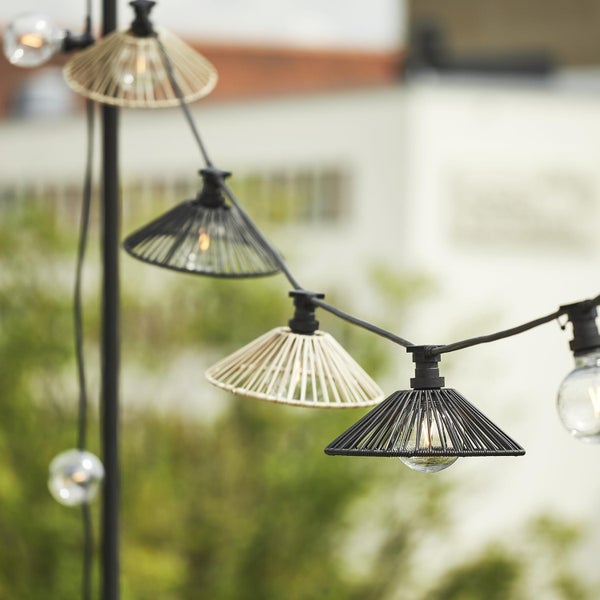 Lichterkette mit Lampenschirmen im Außenbereich