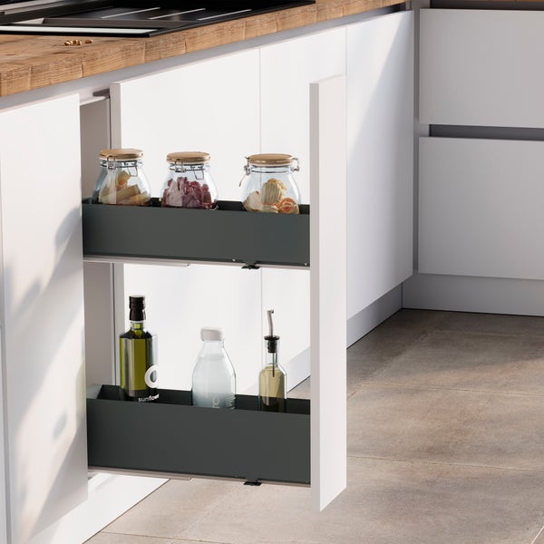 Moderner weißer Küchenunterschrank mit geöffnetem Auszug und zwei dunkelgrauen Metallschüben für Vorratsgläser und Flaschen.