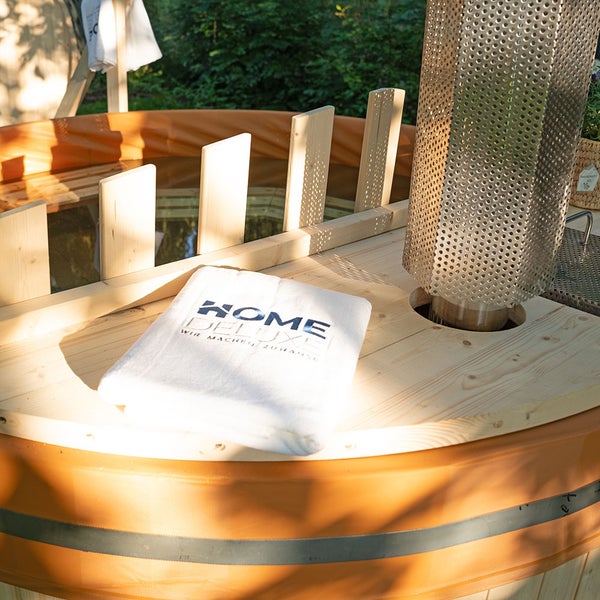 Home Deluxe - Hot Tub SKANDI - Größe M, ⌀ 180 cm, Außenhöhe 100 cm, Nordische Fichte, inkl. Abdeckung, Treppe und Ofen I Badefass Badetonne Whirlpool