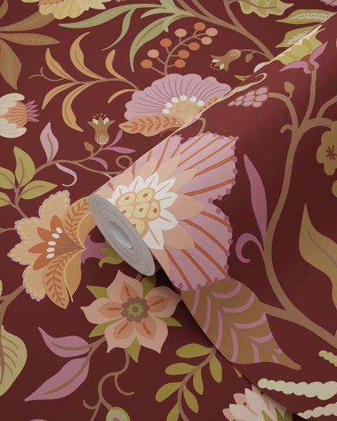 Tapete mit großflächigem Blumenmuster und botanischen Motiven, die stilisierte Blüten und Blätter zeigen.