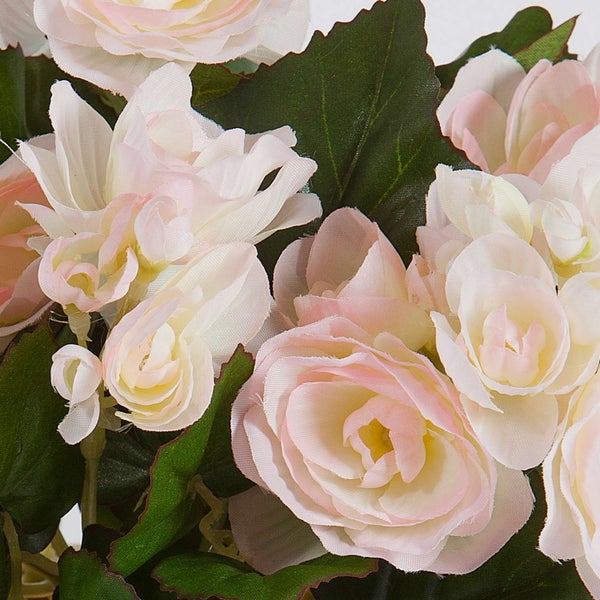Künstliche Begonie mit hellrosa Blüten und grünen Blättern.