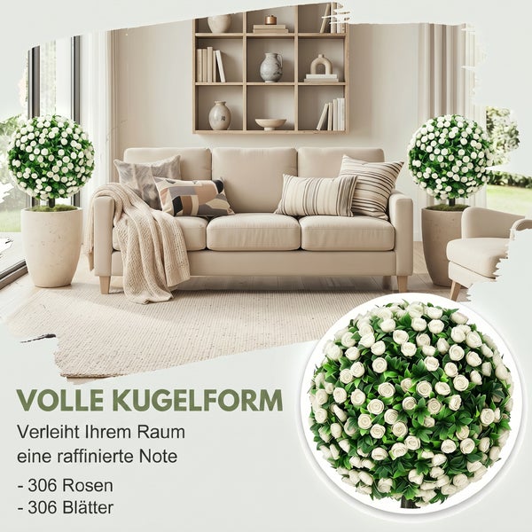 Künstliche Rosenkugel mit 306 Rosen und Blättern in einem modern eingerichteten, hellen Wohnzimmer mit Sofa und Wandregal.