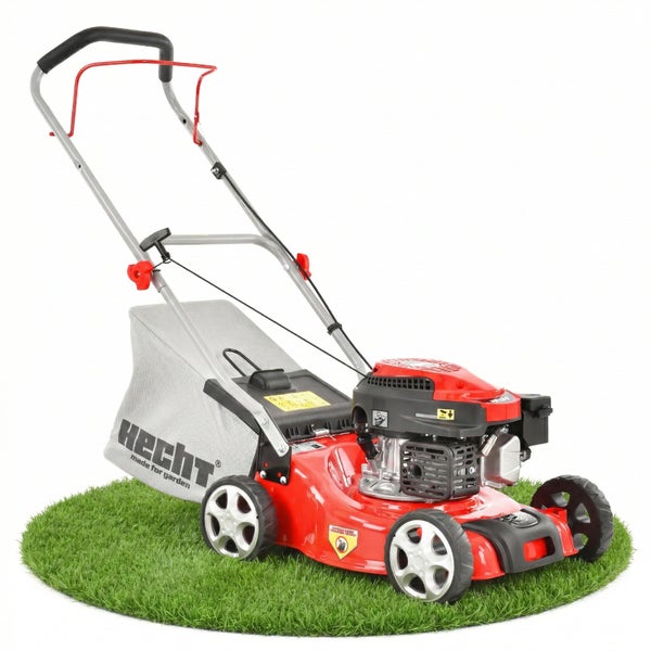 Hecht Benzin-Rasenmäher mit rotem Gehäuse, grauem Fangkorb und vier Rädern auf einer runden Rasenfläche.