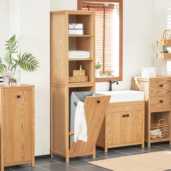 Badezimmeransicht mit Holzmöbeln inklusive Waschtischunterschrank, Wäschesammler und Regal