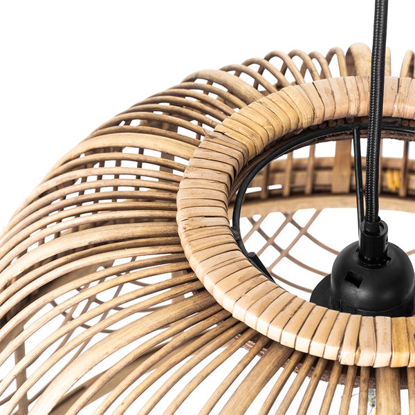 Detailaufnahme einer Hängelampe aus Rattan