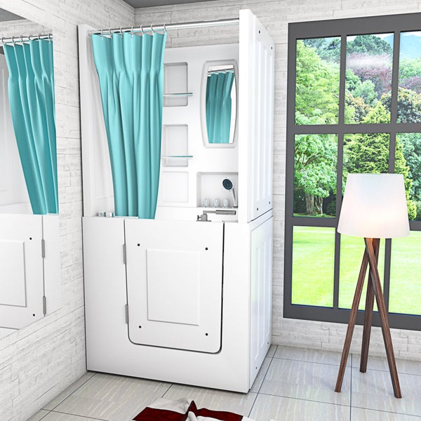 Modulare Badezimmereinheit mit Sitzbadewanne inklusive Tür, Duschvorhang, integrierten Regalen und Spiegel in einem hellen Raum mit Fensterblick.