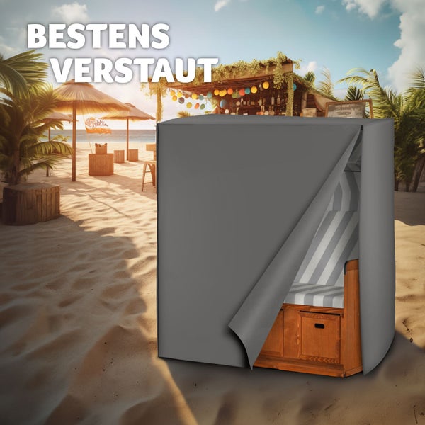 Strandkorb mit grauer Schutzhülle am Strand