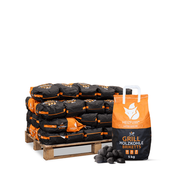 Palette mit Heizfuxx Grill-Holzkohlebriketts und ein einzelner 5 Kilogramm Beutel mit davor liegenden Briketts im Vordergrund.