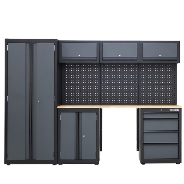 Werkstatteinrichtung mit Werkbank, Schränken und Lochwand