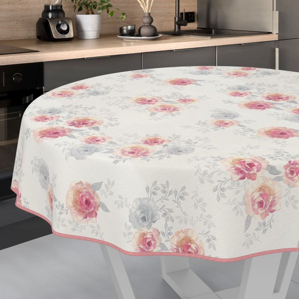 Runder Tisch mit Tischdecke mit Rosenmuster in einer Küchenszene