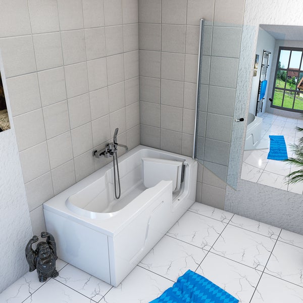 Moderne weiße Badewanne mit Seitentür und Duschwand aus Glas. Wandarmatur in Chrom, Handbrause und Bodenfliesen mit Marmormuster in hellem Badezimmer.