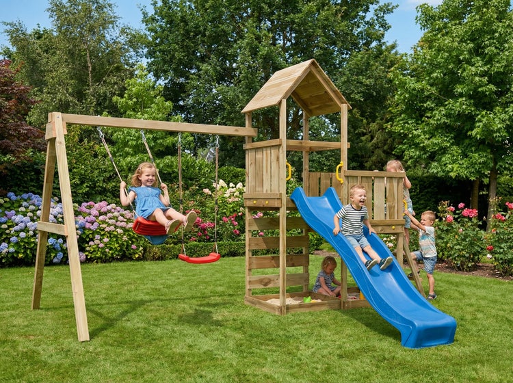Spielturm aus Holz für den Garten mit blauer Rutsche, zwei Schaukeln und integriertem Sandkasten.