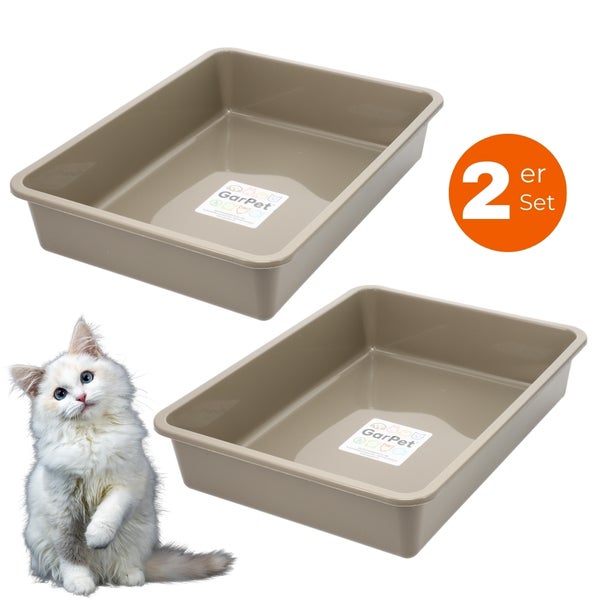 Zwei Katzentoiletten im Set mit einer Katze