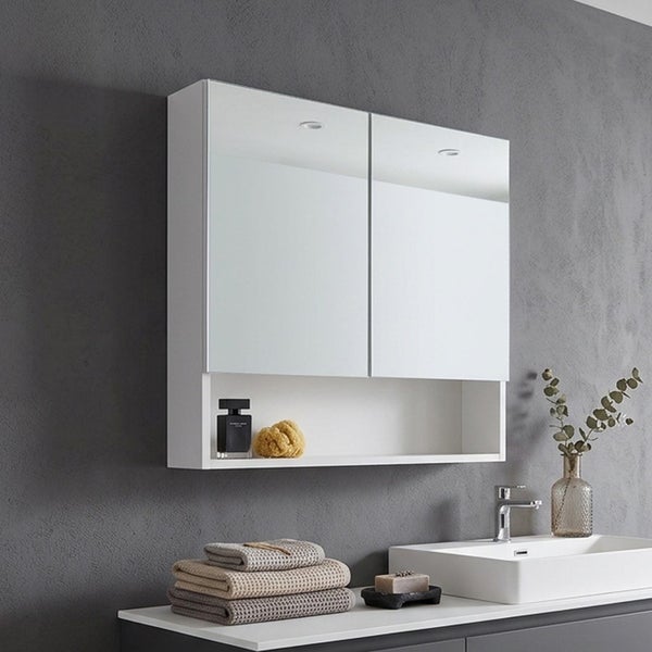 Moderner Spiegelschrank im Badezimmer mit zwei Spiegeltüren, einem offenen Ablagefach und integrierter Beleuchtung über einem Waschbecken.