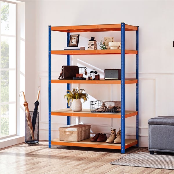 Blau-oranges Schwerlastregal aus Metall mit fünf Holzböden, dekoriert in einem hellen Wohnraum neben einem Fenster.