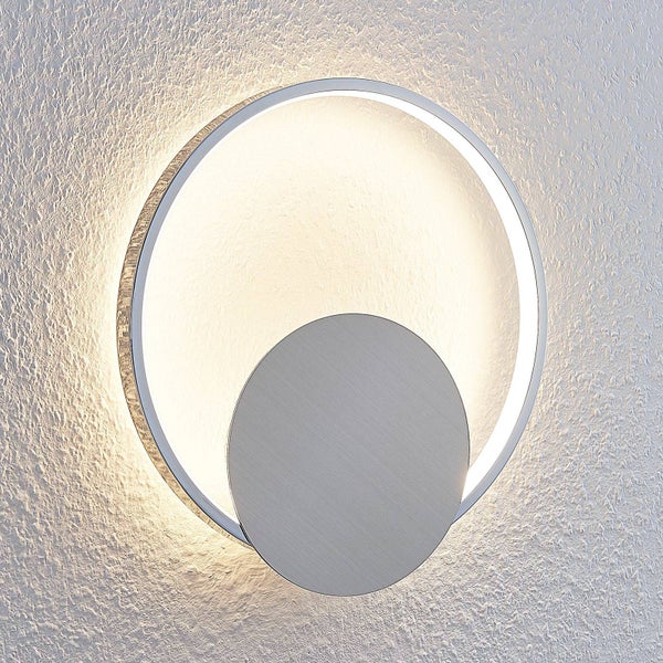 Moderne runde Wandleuchte aus Metall in Ringform mit indirekter warmweißer Beleuchtung.