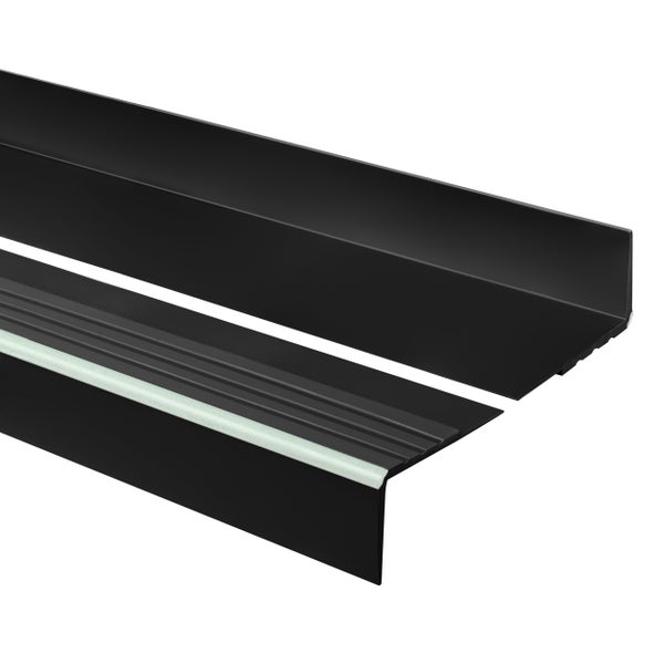 Schwarzes Treppenkantenprofil aus Aluminium mit Riffelung und nachleuchtendem Sicherheitsstreifen.