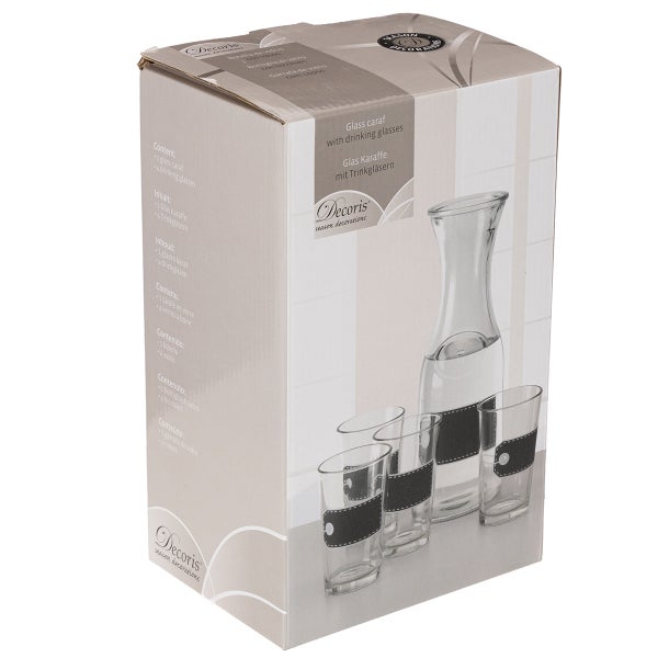 Kartonverpackung eines Sets bestehend aus einer Glaskaraffe und vier Trinkgläsern von Decoris mit Tafeloberfläche zum Beschriften.