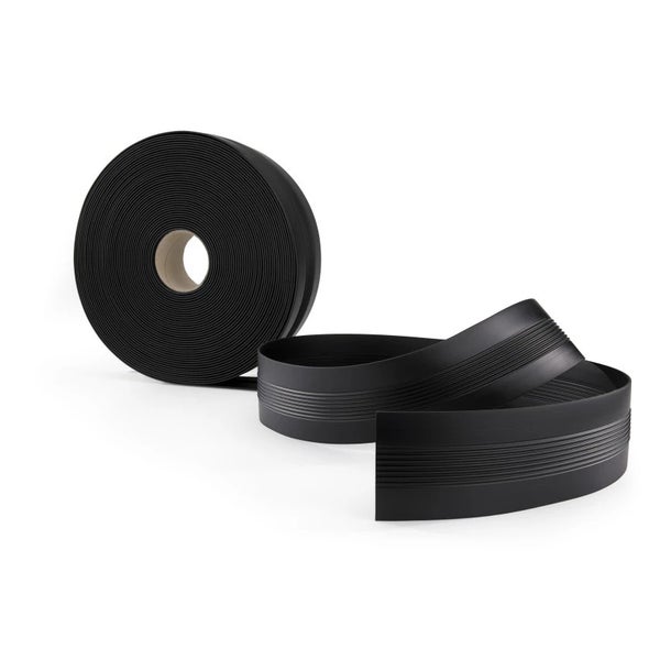 Eine Rolle elastisches Sockelband aus Kunststoff für Bodenbeläge.