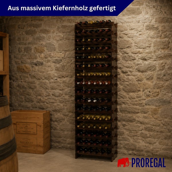 Weinregal aus massivem Kiefernholz, gefüllt mit Weinflaschen, stehend vor einer Steinwand in einem Weinkeller.