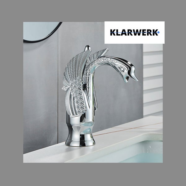 Eine glänzende Waschtischarmatur in Schwanenform der Marke Klarwerk Logo für das Badezimmer.